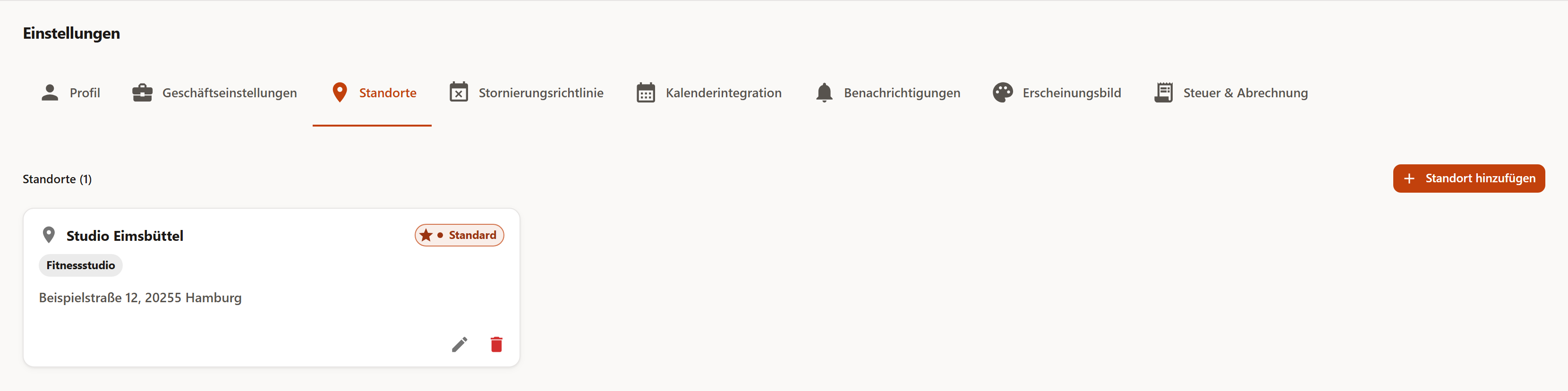 Der Reiter „Standorte“ mit einer Karte für den Standort „Studio Eimsbüttel“, der Marke „Standard“, dem Typ Fitnessstudio, der Adresse und den Symbolen zum Bearbeiten und Löschen.