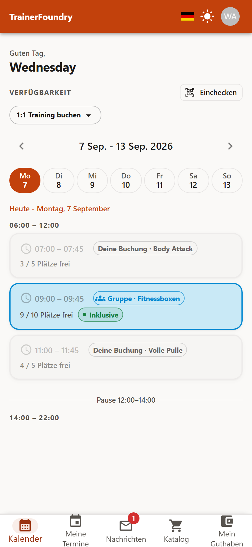 Die Startseite der Klienten-App auf dem Telefon: Begrüßung, Knopf Einchecken, Auswahl „1:1 Training buchen“, eine Wochenleiste und der Tagesplan mit freien Gruppenterminen und belegten Zeiten.