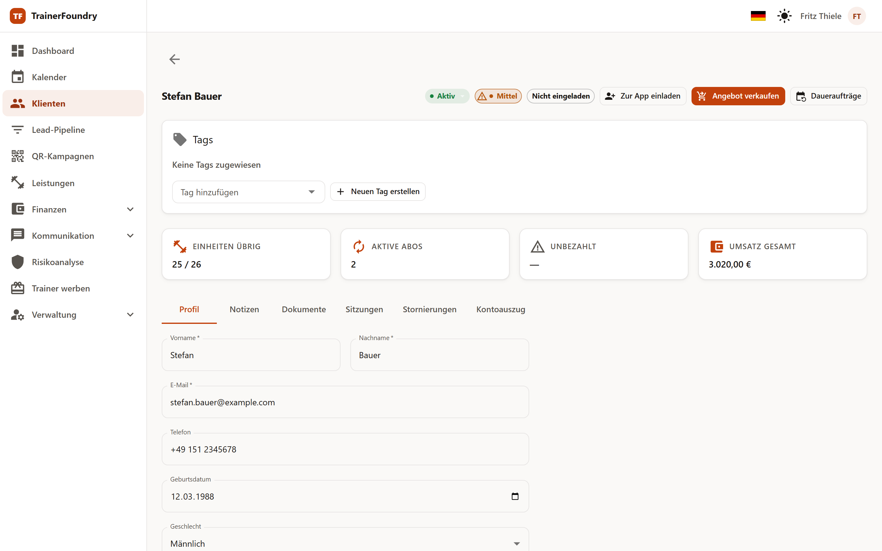 Das Klientenprofil in TrainerFoundry mit Kennzahlenleiste und den Reitern Profil, Notizen, Dokumente, Sitzungen, Stornierungen und Kontoauszug.