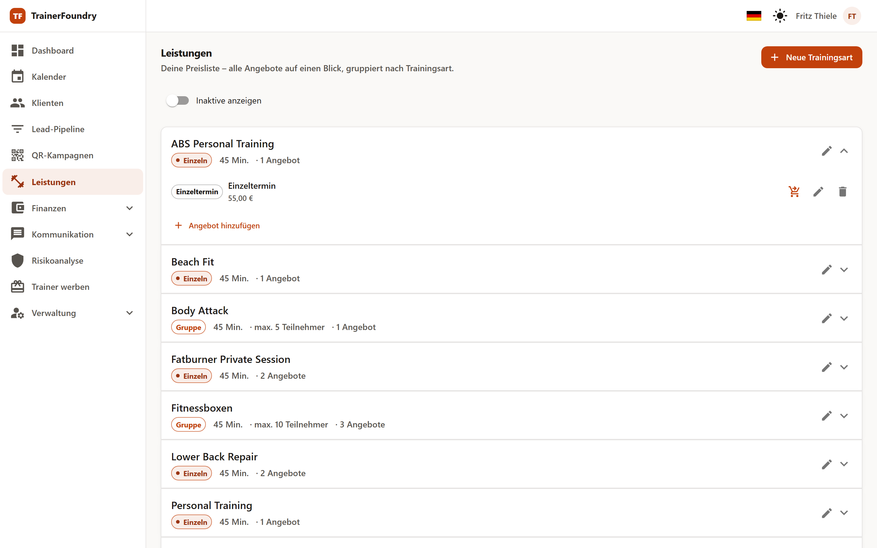 Die Leistungsliste in TrainerFoundry: Trainingsarten als Gruppen, darunter die jeweiligen Angebote mit Preis und Verkaufen-Aktion.