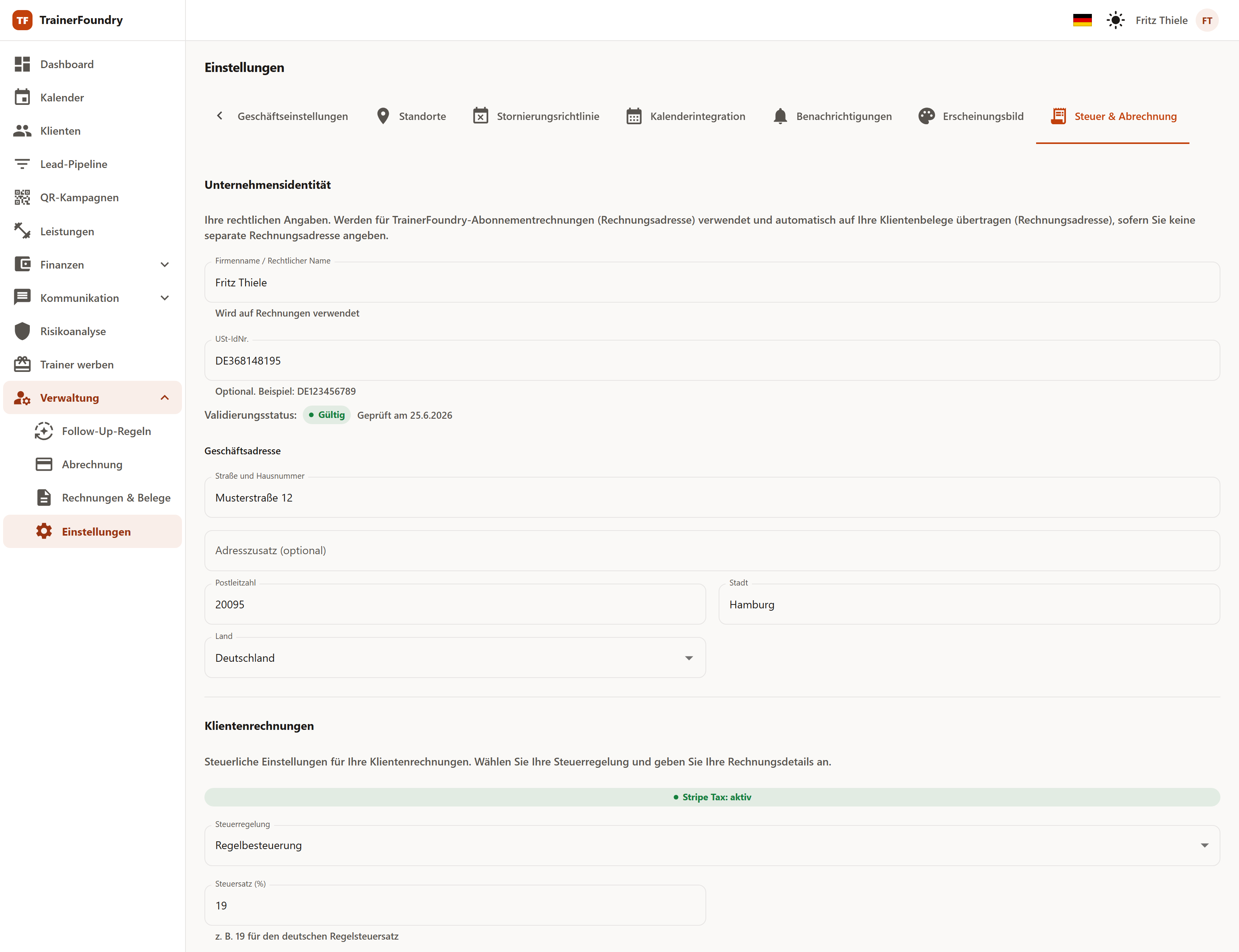 Die Steuereinstellungen mit dem Validierungsstatus der Steuernummer, der Geschäftsadresse und dem darunter beginnenden Abschnitt Klientenrechnungen: der Hinweis „Stripe Tax: aktiv“ und die Steuerregelung Regelbesteuerung.