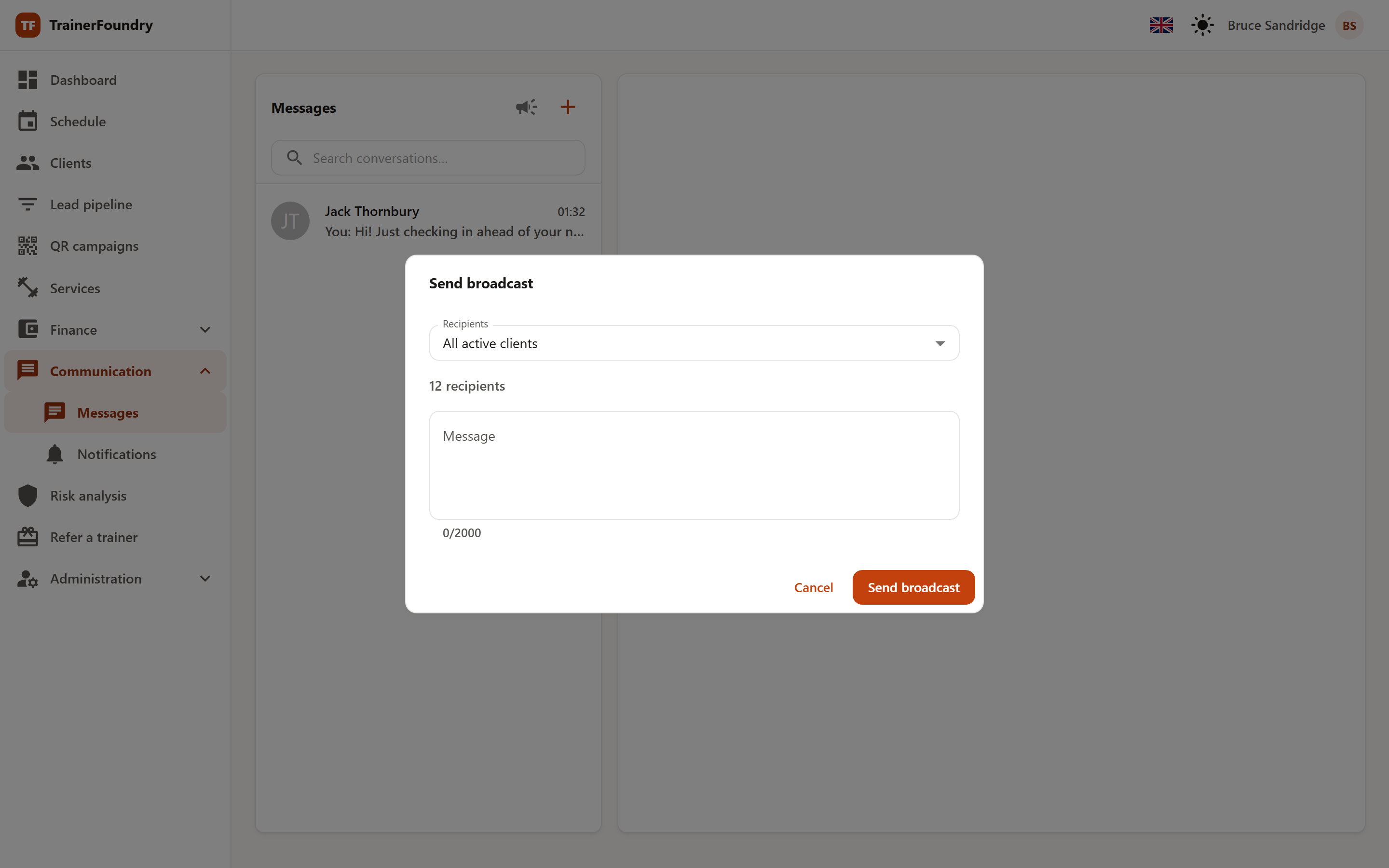 The “Send broadcast” dialog with the recipient-group selector, the recipient count and the text field.